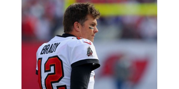 Tom Brady hésite à dire au revoir au stade et est destiné à revenir Tom Brady hésite à dire au revoir au stade et est destiné à revenir